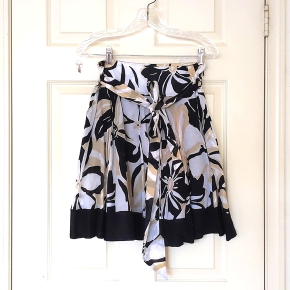 NWOT. The Limited 100% Cotton Color Floral Pattern Skirt w/lining, pockets,belt. - Picture 7 of 8